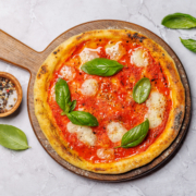 Pizza margharita vue d'en haut avec feuilles de basilic et assaisonnement