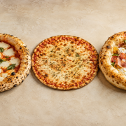 izza napolitaine, pizza romaine et pizza contemporaine présentées côte à côte